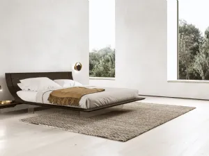 Letto di design Aqua in essenza rovere seppia con testiera di Presotto