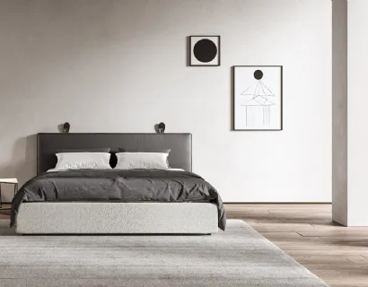 Letto con testiera in pelle e giroletto in tessuto Delfi di Presotto