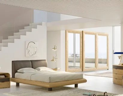 Letto in legno massello con testiera imbottita rivestita in pelle Ricordo di Fazzini
