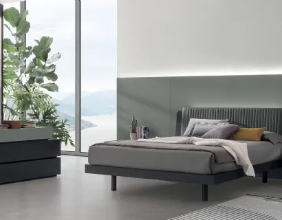 Letto con testiera rivestita in ecopelle Roxy di Tomasella