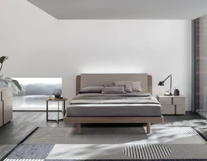 Letto in materico noce ambra e materico cemento cava con testiera Roxy di Tomasella