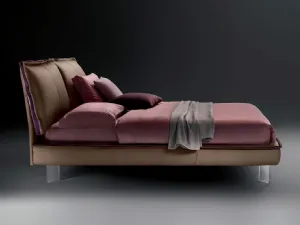 Letto Sandy Levante in pelle con testiera imbottita e piedini trasparenti di Bontempi Letti Design