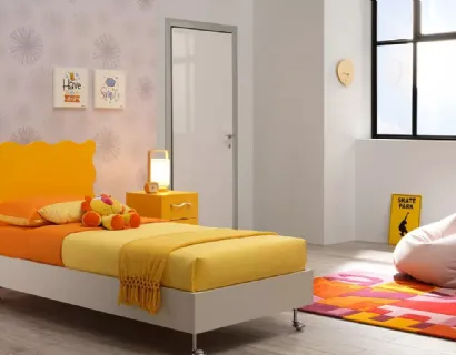 Letto singolo dalla testiera grintosa giallo sole e giroletto in melaminico SC104 di Moretti Compact