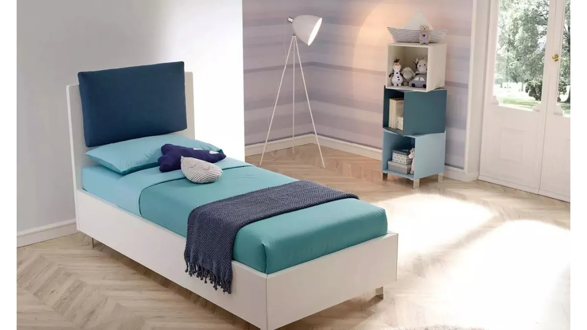Letto singolo in melaminico con testiera composta da un cuscino in tessuto imbottito SC117 di Moretti Compact
