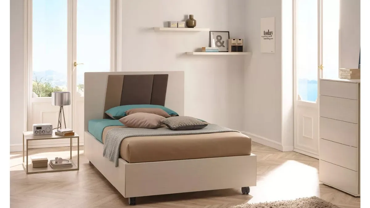 Letto comodo a una piazza e mezza in melaminico Betulla con testiera in tessuto SC121 di Moretti Compact