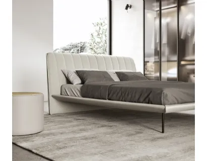 Letto con testiera in tessuto che ricorda i rivestimenti delle auto anni 60 Shelby di Presotto