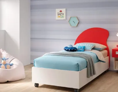 Letto singolo con contenitore SC103 in nobilitato Bianco Luce e testiera Hat in laccato Ciliegia di Moretti Compact