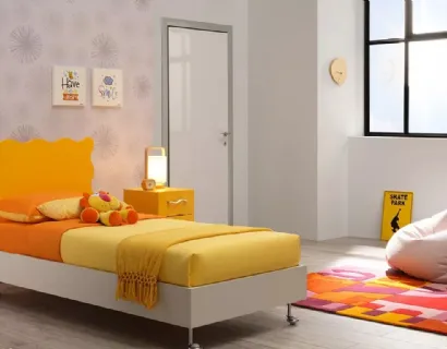 Letto singolo in nobilitato Quarzo con testiera sagomata Sponge in laccato Giallo Sole SC104 di Moretti Compact