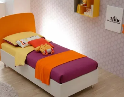 Letto singolo in nobilitato Betulla con testiera Round in laccato Carota SC106 di Moretti Compact