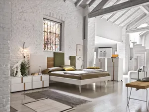 Letto in tessuto imbottito con testiera Skyline di Tomasella