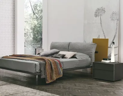 Letto Piuma con testiera in tessuto imbottito di Tomasella