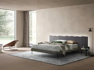 Letto con testiera in Rovere massello sospesa e giroletto in tessuto imbottito Urban Ranch Soft di Devina Nais