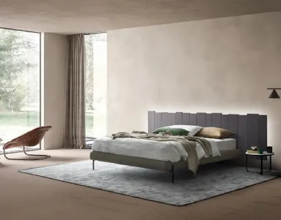 Letto con testiera in Rovere massello sospesa e giroletto in tessuto imbottito Urban Ranch Soft di Devina Nais