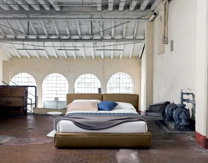 Letto in tessuto imbottito con testiera Piuma di Veneran