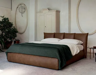 Letto in ecopelle vintage con testiera avvolgente e box contenitore Plissé di Veneran