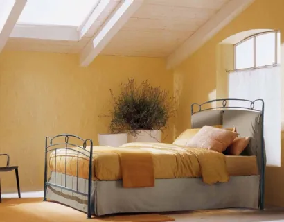 Letto in ferro battuto con testiera in tessuto imbottito e contenitore Versilia di Bontempi