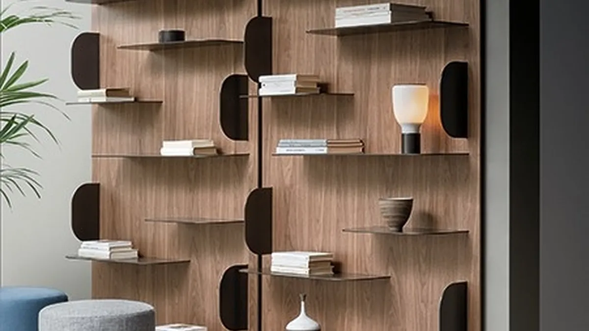 Libreria a muro Blabla in legno con ripiani in metallo di Bonaldo