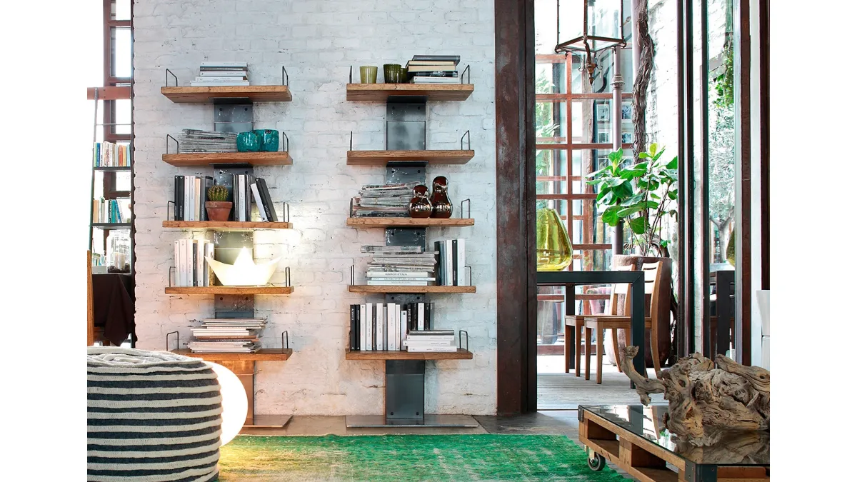 Libreria componibile Infinity con struttura in ferro e ripiani in Rovere massello di Devina Nais