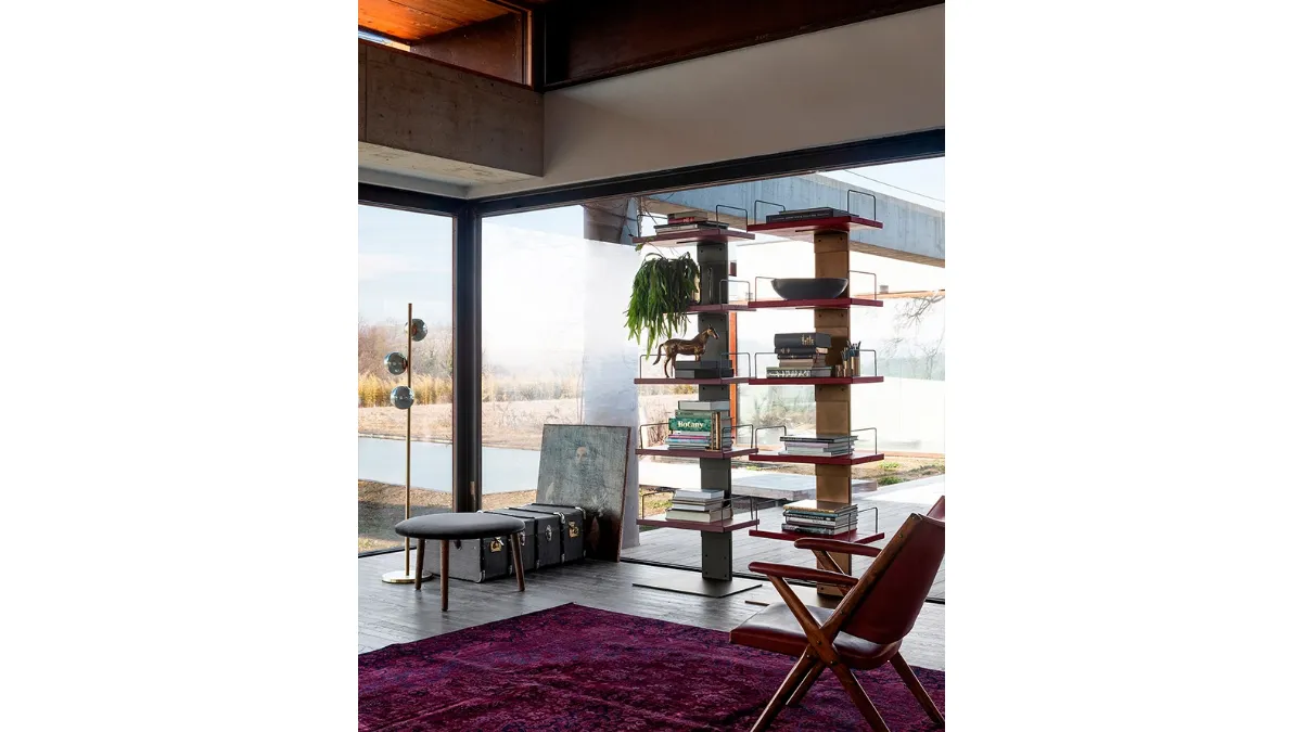 Libreria componibile Infinity con struttura in ferro e ripiani in Rovere laccato Bordeaux di Devina Nais