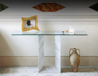 Consolle con piano in cristallo e base in marmo Diapason di Cattelan Italia