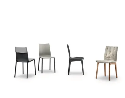 Sedia Alfa con struttura in legno massello e monoscocca in legno laccato di Bontempi