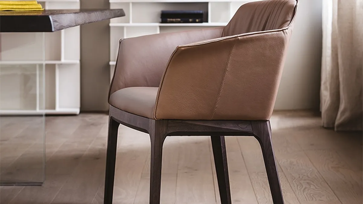 Sedia Musa in pelle con base in legno di Cattelan Italia