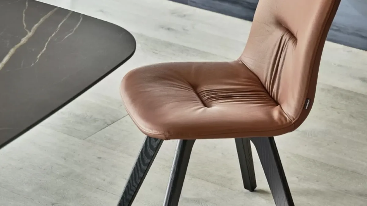 Sedia Chantal in pelle con base in legno massello di Bontempi