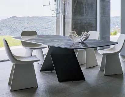 Tavolo Ax con top in ceramica di Bonaldo