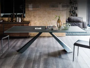 Tavolo con piano in vetro verniciato graphite e base in acciaio Eliot di Cattelan Italia