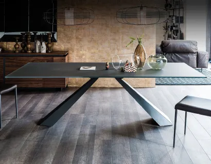 Tavolo con piano in vetro verniciato graphite e base in acciaio Eliot di Cattelan Italia