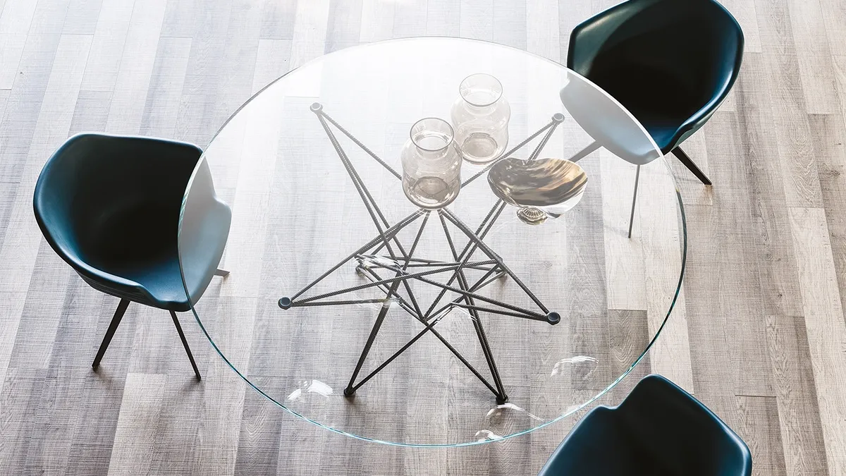 Tavolo con base in acciaio e piano in cristallo bisellato Gordon di Cattelan Italia