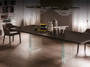 Tavolo con base in cristallo temperato e piano in legno Ikon di Cattelan Italia