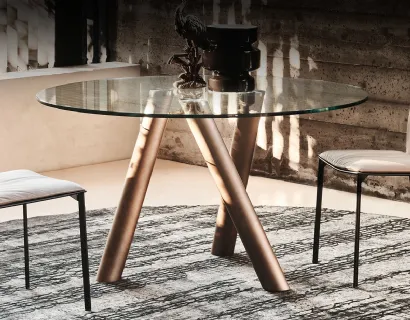 Tavolo rotondo con tre gambe in acciaio tubolare con piano in cristallo Ray di Cattelan Italia