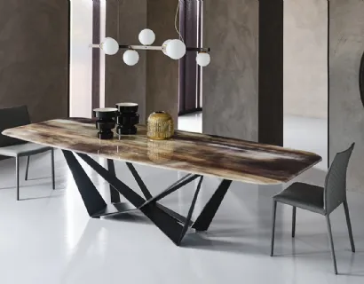 Tavolo con base in metallo e piano in cristallo stampato Skorpio Crystalart di Cattelan Italia