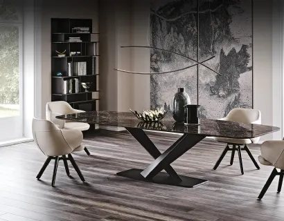 Tavolo con base in metallo e piano in ceramica Stratos Keramik di Cattelan Italia