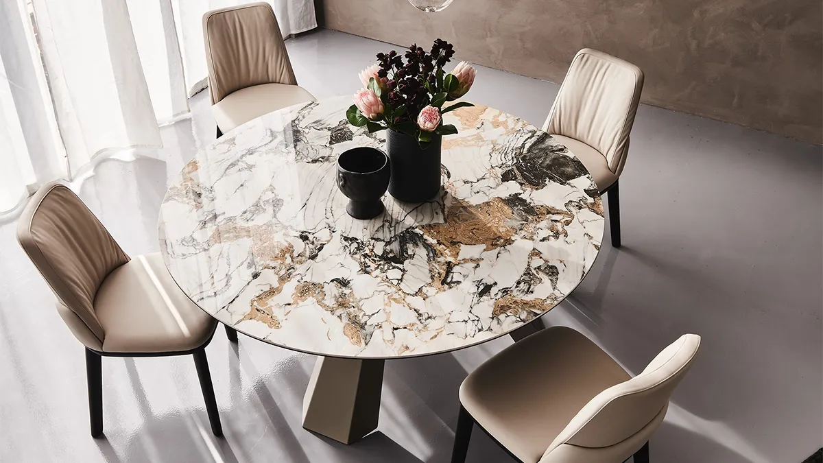 Tavolo rotondo con base a 3 gambe in acciaio e piano in ceramica Eliot Keramik Round di Cattelan Italia