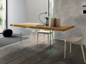 Tavolo rettangolare Meridiano di Altacon con piano in legno e gambe in vetro com