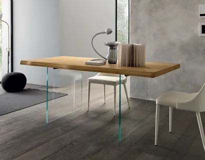 Tavolo rettangolare Meridiano di Altacon con piano in legno e gambe in vetro com