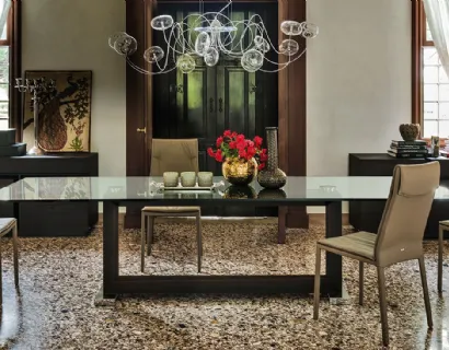 Tavolo con base in noce canaletto e piano in cristallo Monaco di Cattelan Italia
