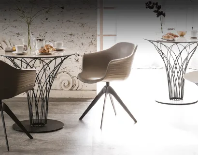 Tavolo rotondo con top in ceramica Marmi e base in acciaio intrecciato Nido Keramik Bistrò di Cattelan Italia