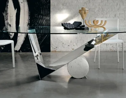 Tavolo con base in acciaio inox e marmo e piano in cristallo Valentinox di Cattelan Italia