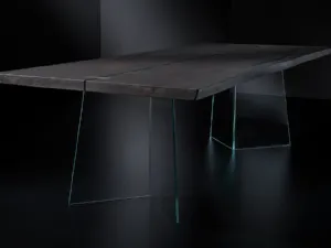 Tavolo Vero V Glass con top in legno massello e base in vetro extra chiaro di Arte Brotto