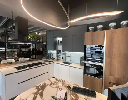 Cucina Stosa Infinity con penisola in polimerico opaco