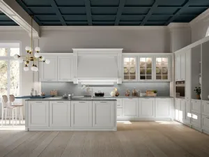 Cucina Classica Dolcevita v3 in Laccato Plata, Top Neolith Zaha Stone Silk, Piano snack in laccato Blu Nettuno, Maniglie in finitura Argento satinato di Stosa