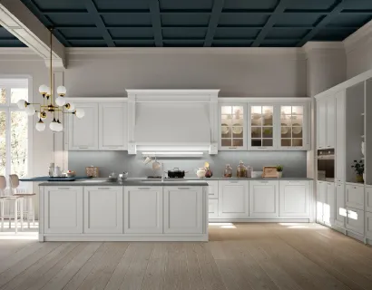 Cucina Classica Dolcevita v3 in Laccato Plata, Top Neolith Zaha Stone Silk, Piano snack in laccato Blu Nettuno, Maniglie in finitura Argento satinato di Stosa