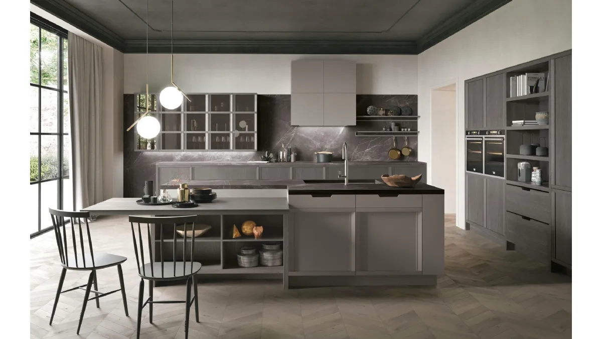 Cucina Classica con isola Newport v01 in laccato Grigio Piacenza e Frassino Grigio Pernice con top in finitura Pietra Grey levigato di Stosa