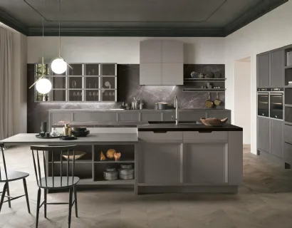 Cucina Classica con isola Newport v01 in laccato Grigio Piacenza e Frassino Grigio Pernice con top in finitura Pietra Grey levigato di Stosa