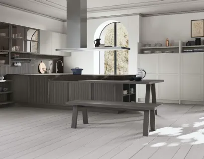 Cucina Classica con penisola Tosca v02 in Frassino Grigio Pernice e laccato Frost con top in HPL Grafite Brown di Stosa