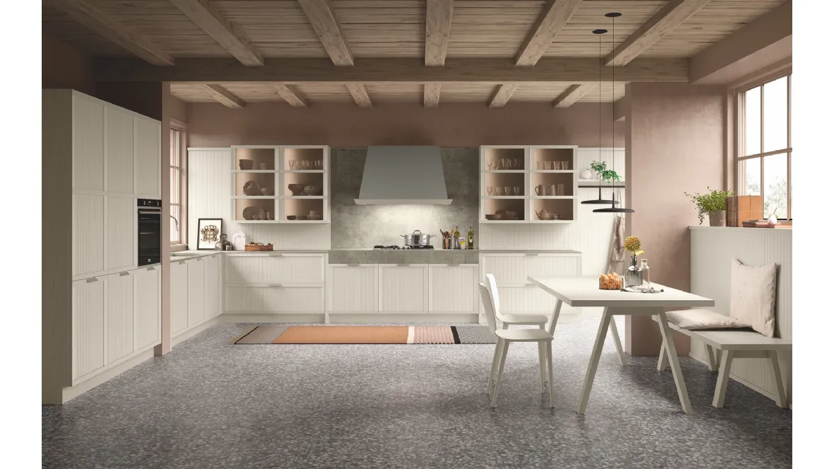 Cucina Classica Tosca v5 basi, colonne e pensili in Frassino laccato Beige Angora e maniglia Strip, top e schienale in HPL Argilla di Stosa