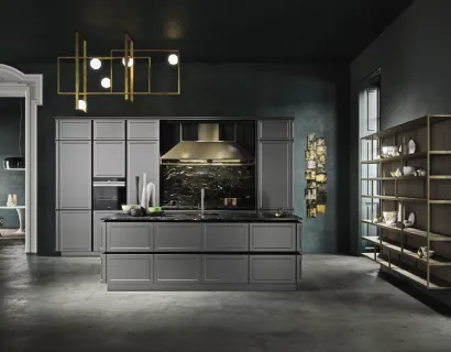 Cucina Design elegante con isola, ante in laccato grigio piombo e top in marmo Frame di Snaidero